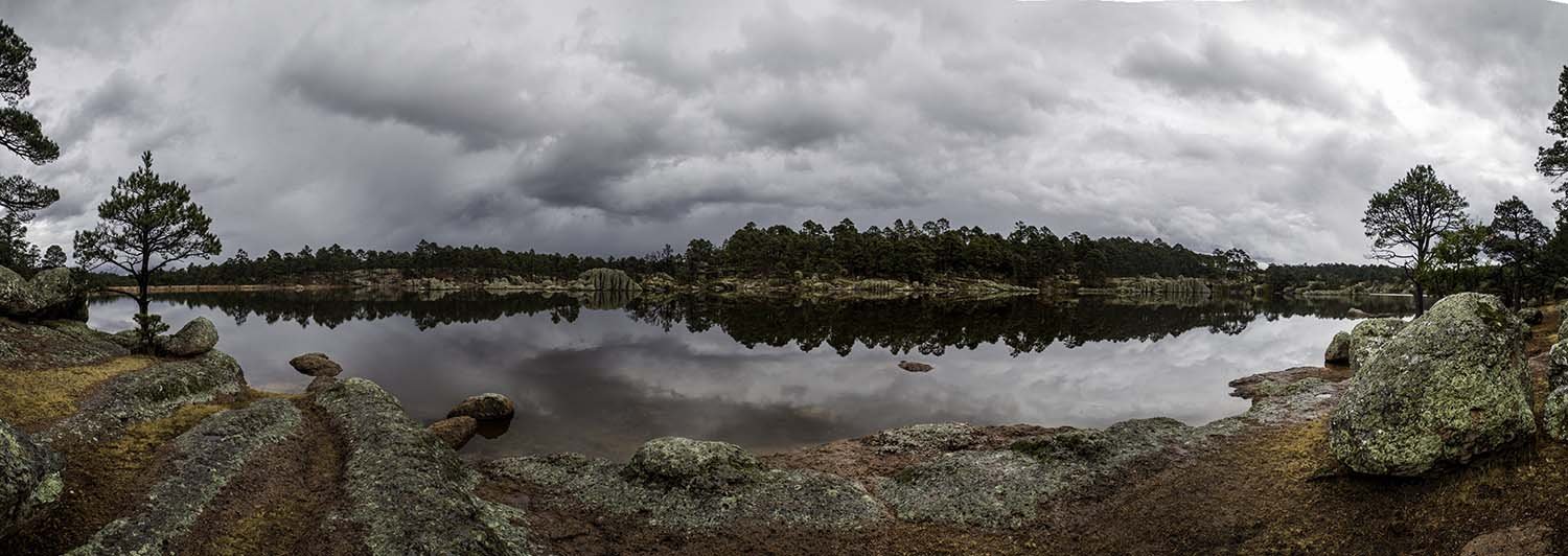 Lake Arareko is a very pretty 'U' shaped lake, all the more dramatic on a cloudy day. Lake Arareko is a very pretty 'U' shaped lake, all the more dramatic on a cloudy day.