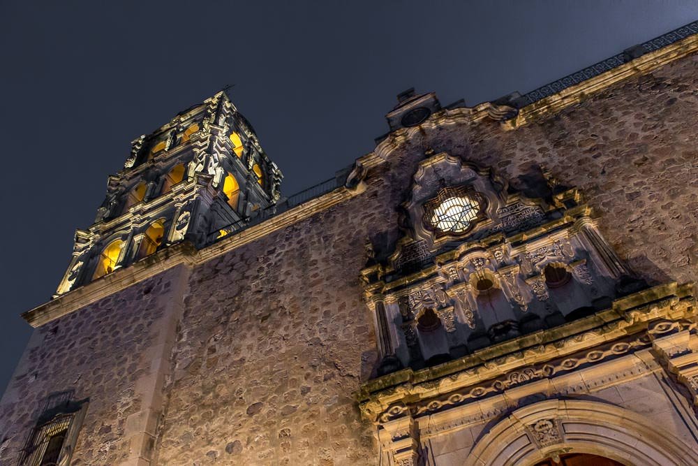 Álamos by night.