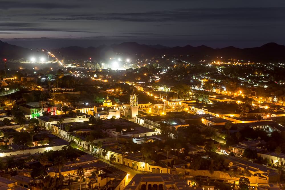 Álamos by night.